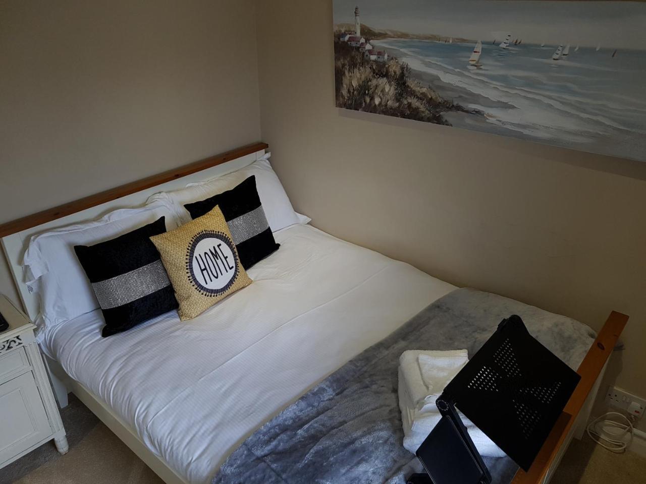 Slough Centre Townhouse With Driveway Parking For Up To Two Cars Apartment Luaran gambar