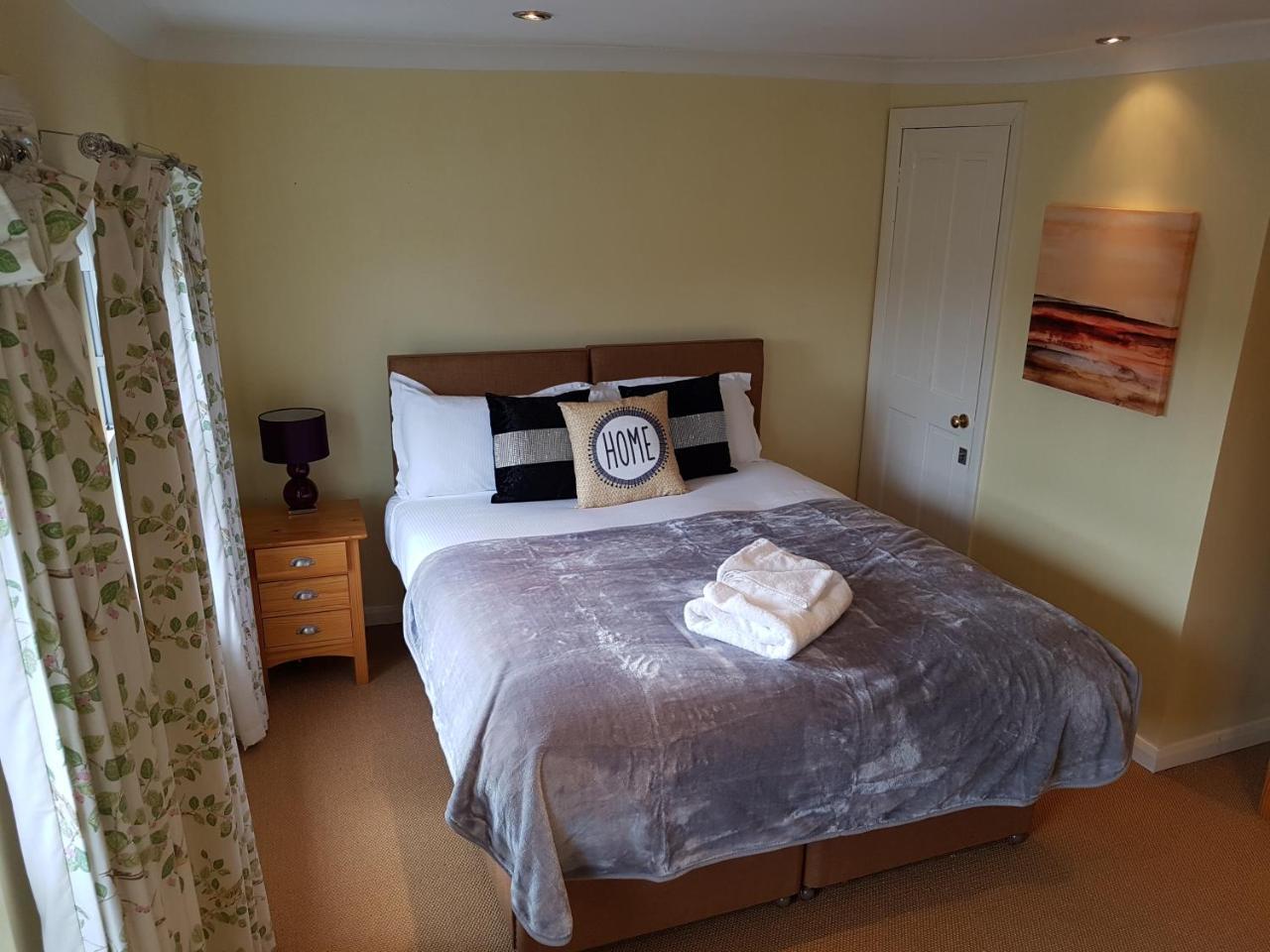 Slough Centre Townhouse With Driveway Parking For Up To Two Cars Apartment Luaran gambar
