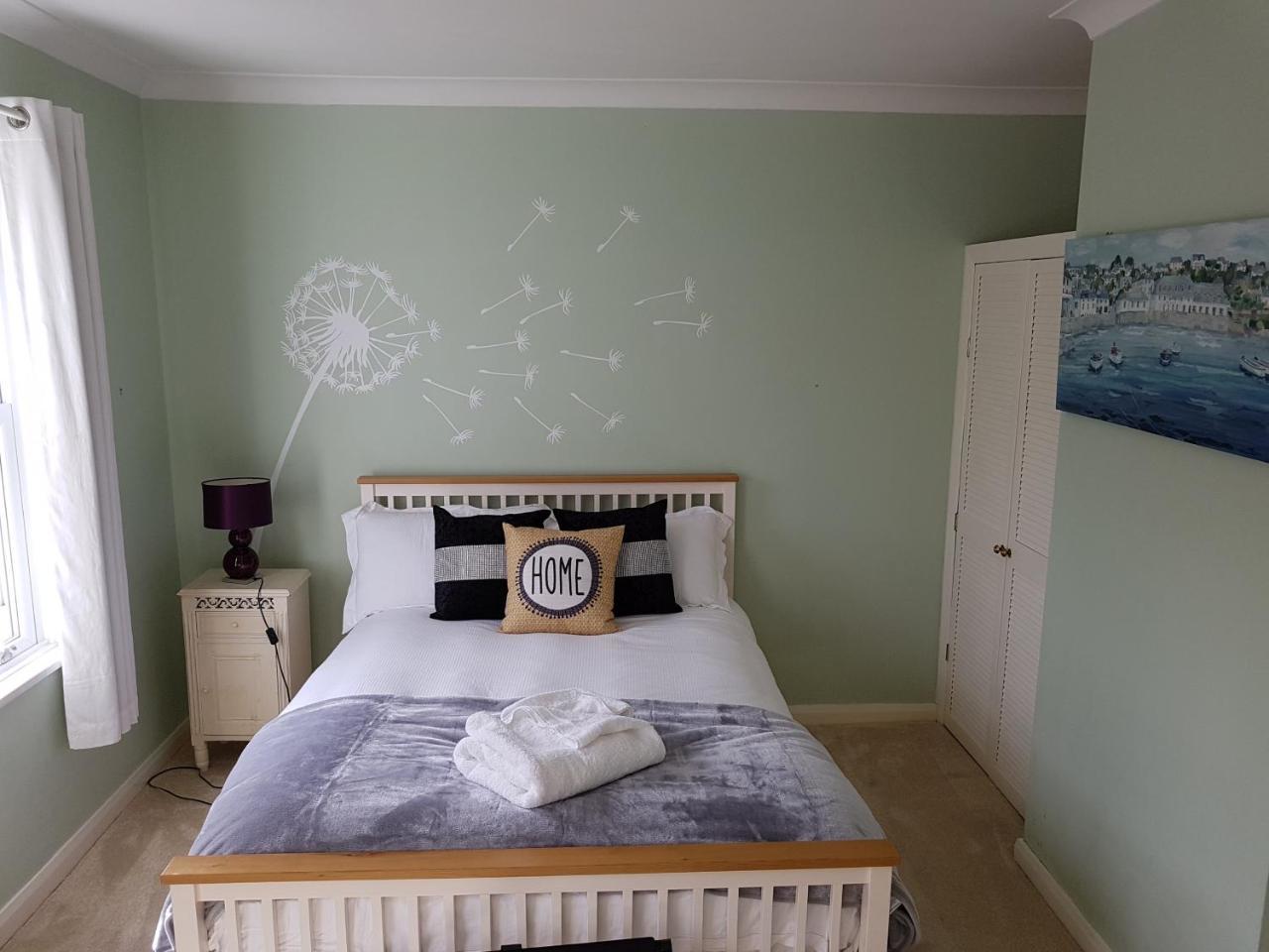 Slough Centre Townhouse With Driveway Parking For Up To Two Cars Apartment Luaran gambar