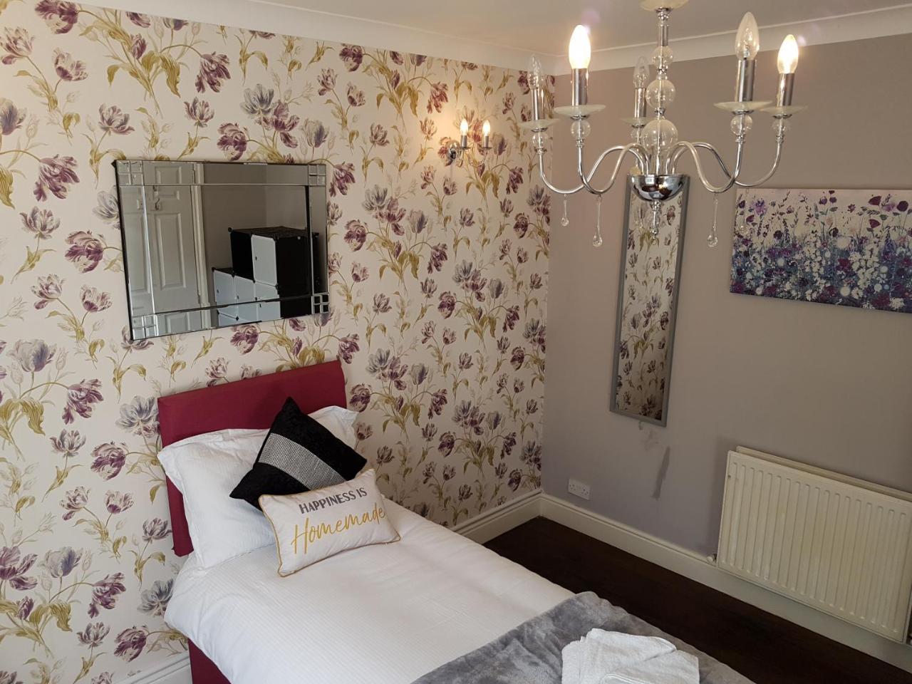 Slough Centre Townhouse With Driveway Parking For Up To Two Cars Apartment Luaran gambar