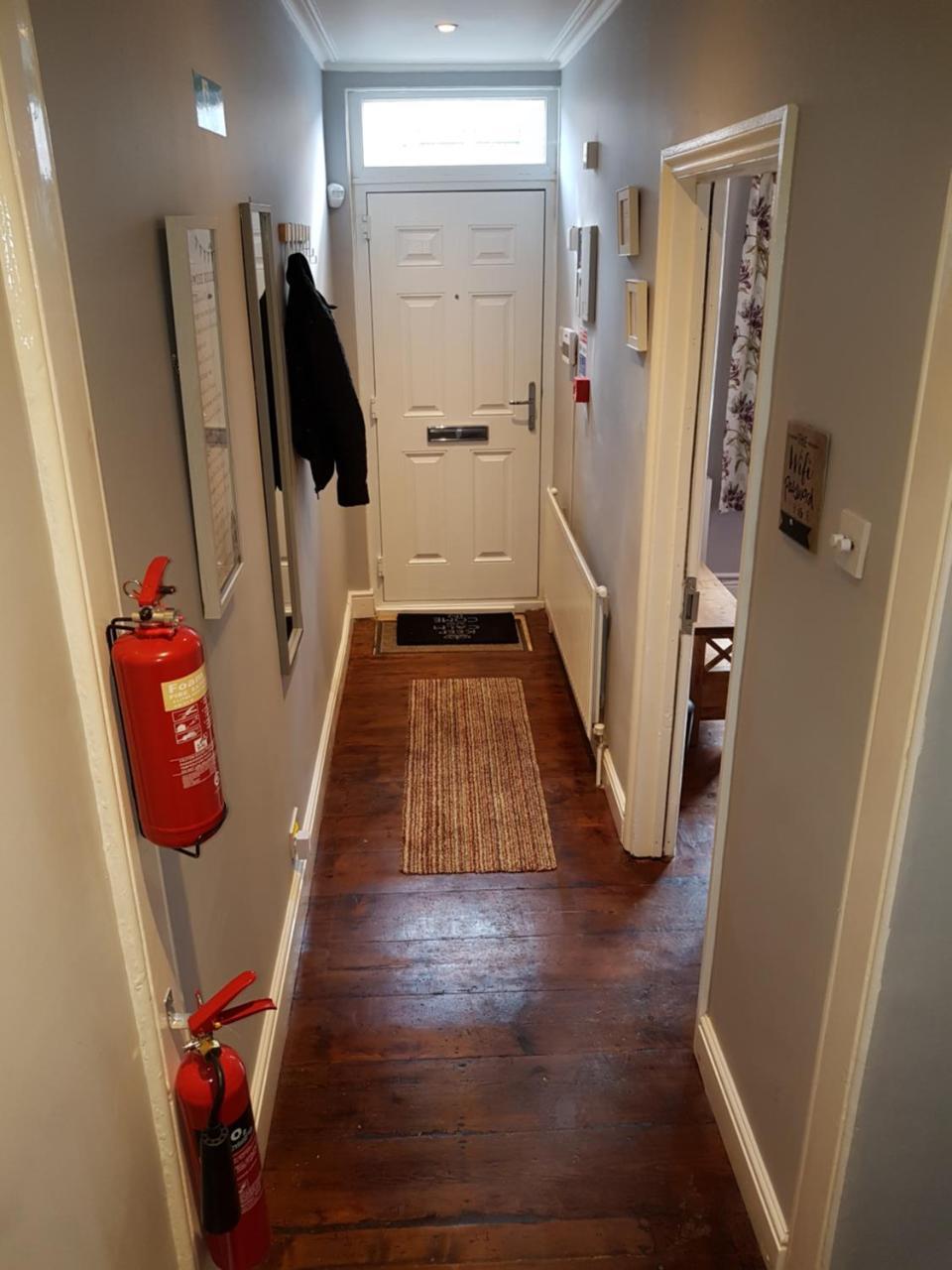 Slough Centre Townhouse With Driveway Parking For Up To Two Cars Apartment Luaran gambar