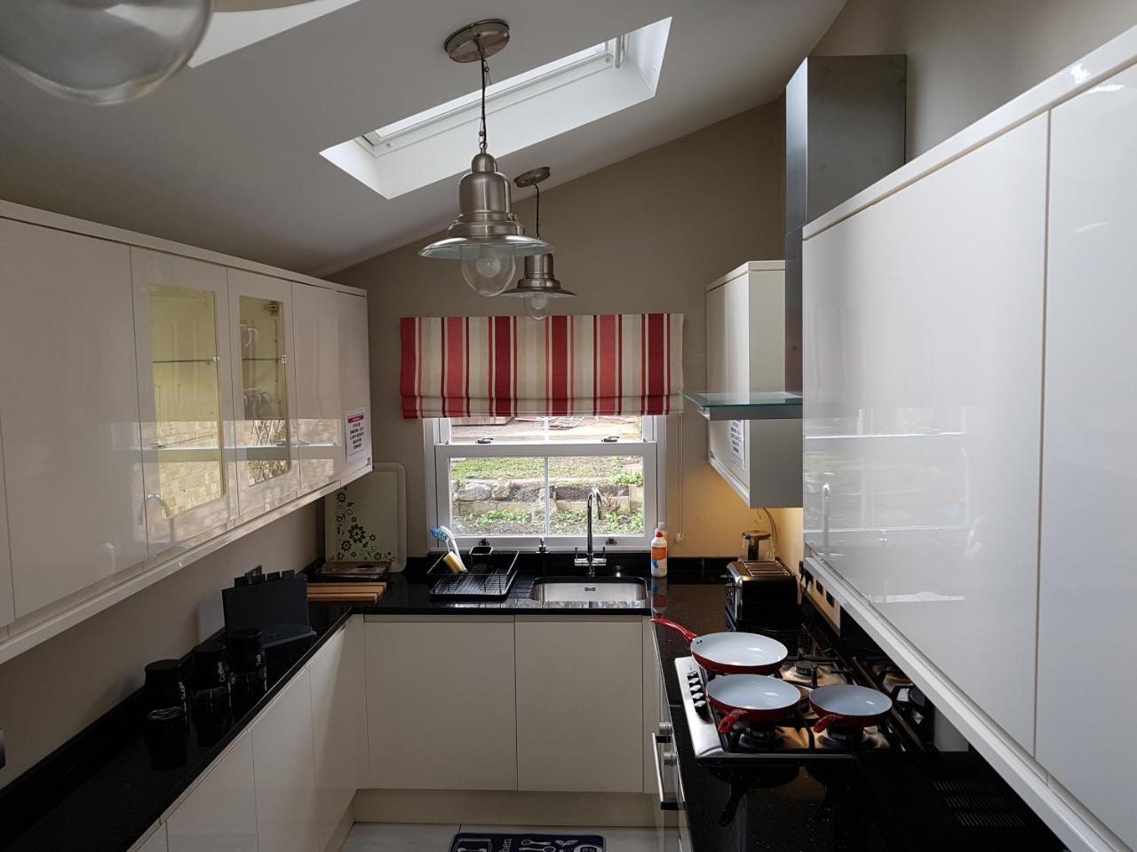 Slough Centre Townhouse With Driveway Parking For Up To Two Cars Apartment Luaran gambar