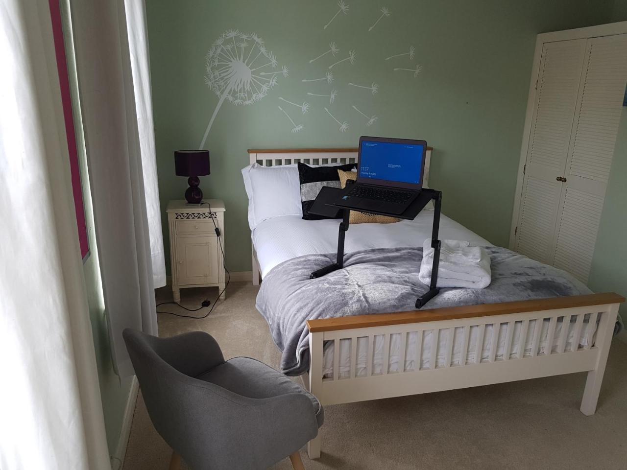 Slough Centre Townhouse With Driveway Parking For Up To Two Cars Apartment Luaran gambar