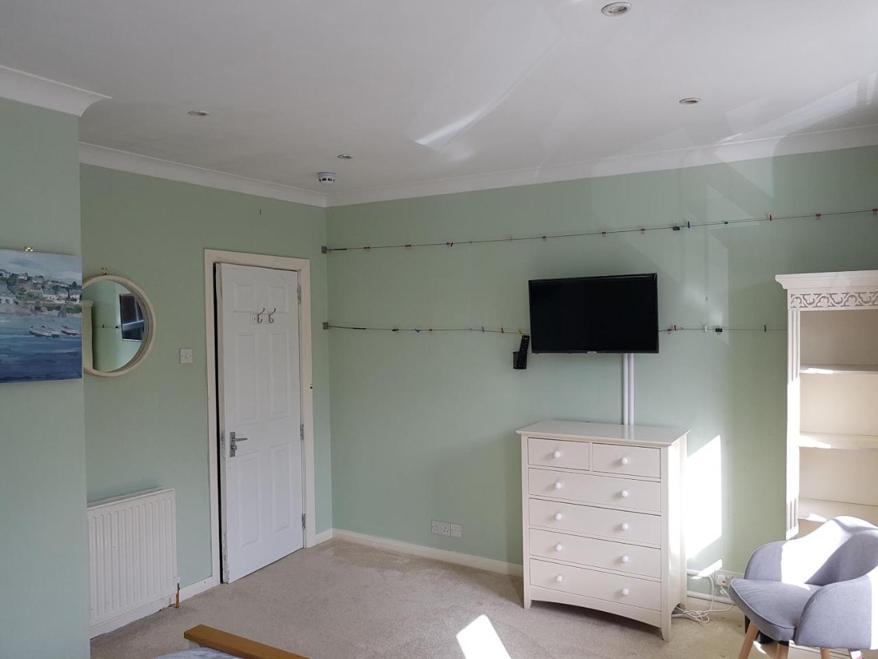 Slough Centre Townhouse With Driveway Parking For Up To Two Cars Apartment Luaran gambar