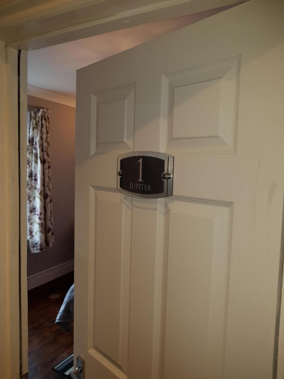 Slough Centre Townhouse With Driveway Parking For Up To Two Cars Apartment Luaran gambar